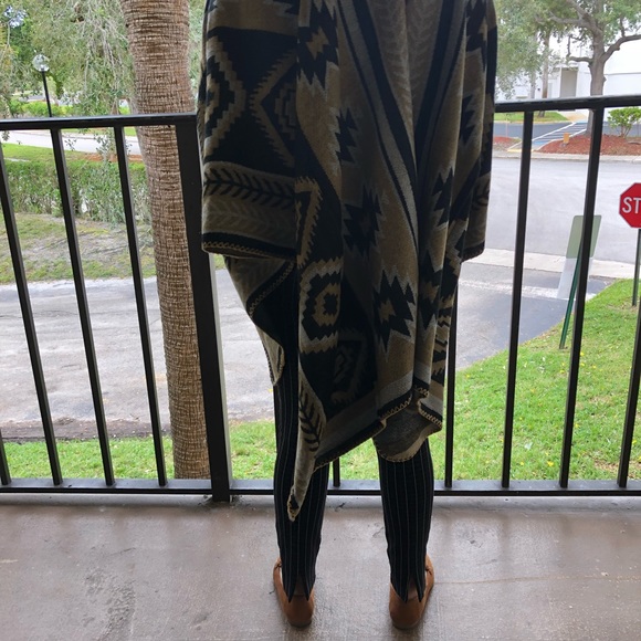 Women’s poncho Knitted warm/cozy one size poncho - Picture 2 of 5